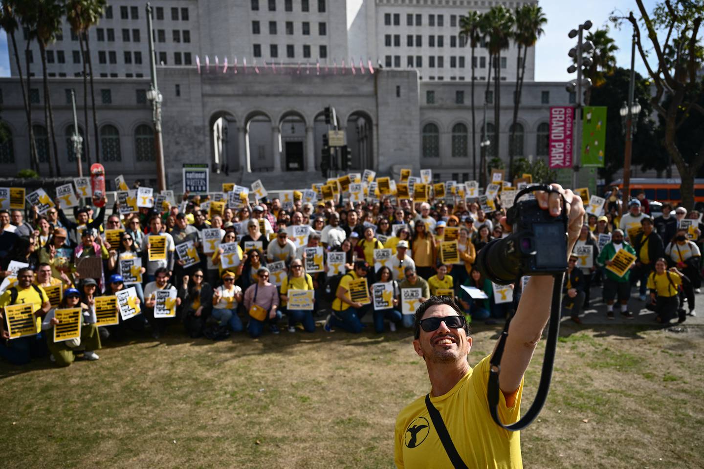 El fotoperiodista del LA Times Jay L. Clendenin se toma una selfie con sus colegas mientras los periodistas del LA Times Guild se reúnen frente al Ayuntamiento para protestar contra los despidos.