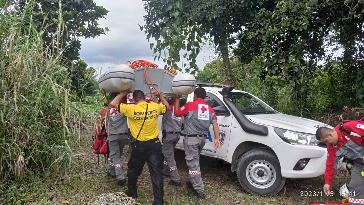 Operativo de rescate contó con el trabajo conjunto de Bomberos, Cruz Roja y Fuerza Pública.