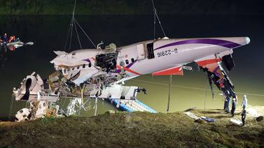   Avión cae  en río y mata a 31 personas en Taiwán