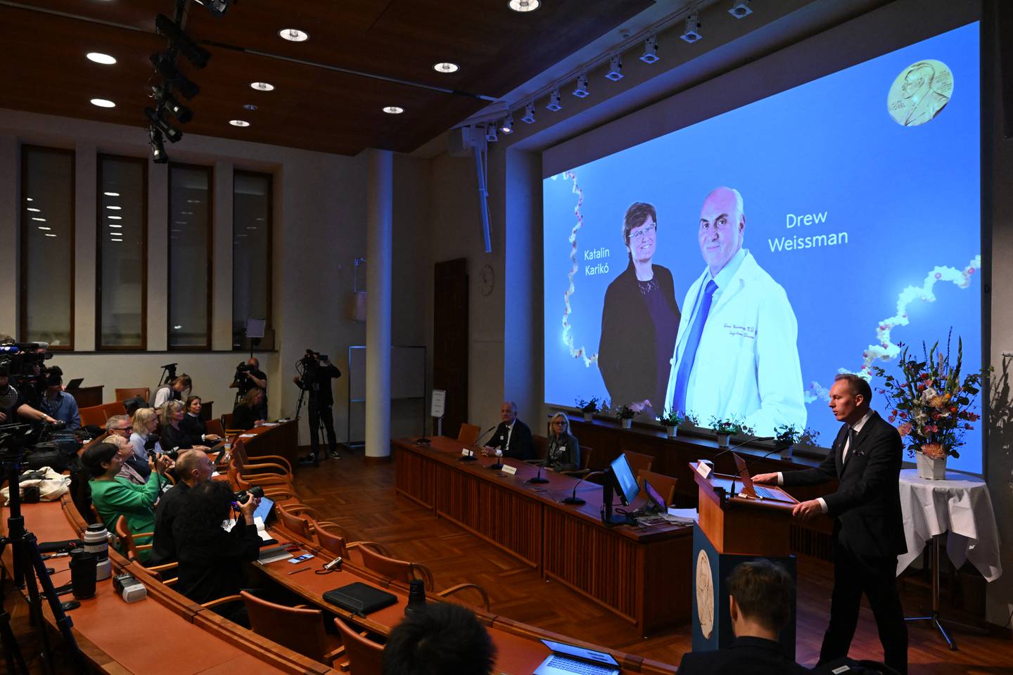 Katalin Kariko de Hungría y Drew Weissman del Instituto Karolinska. Estados Unidos ganó el lunes el Premio Nobel de Medicina por su trabajo en la tecnología de ARN mensajero