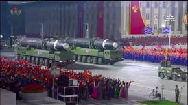 Corea del Norte exhibe gigantesco misil intercontinental durante un desfile militar