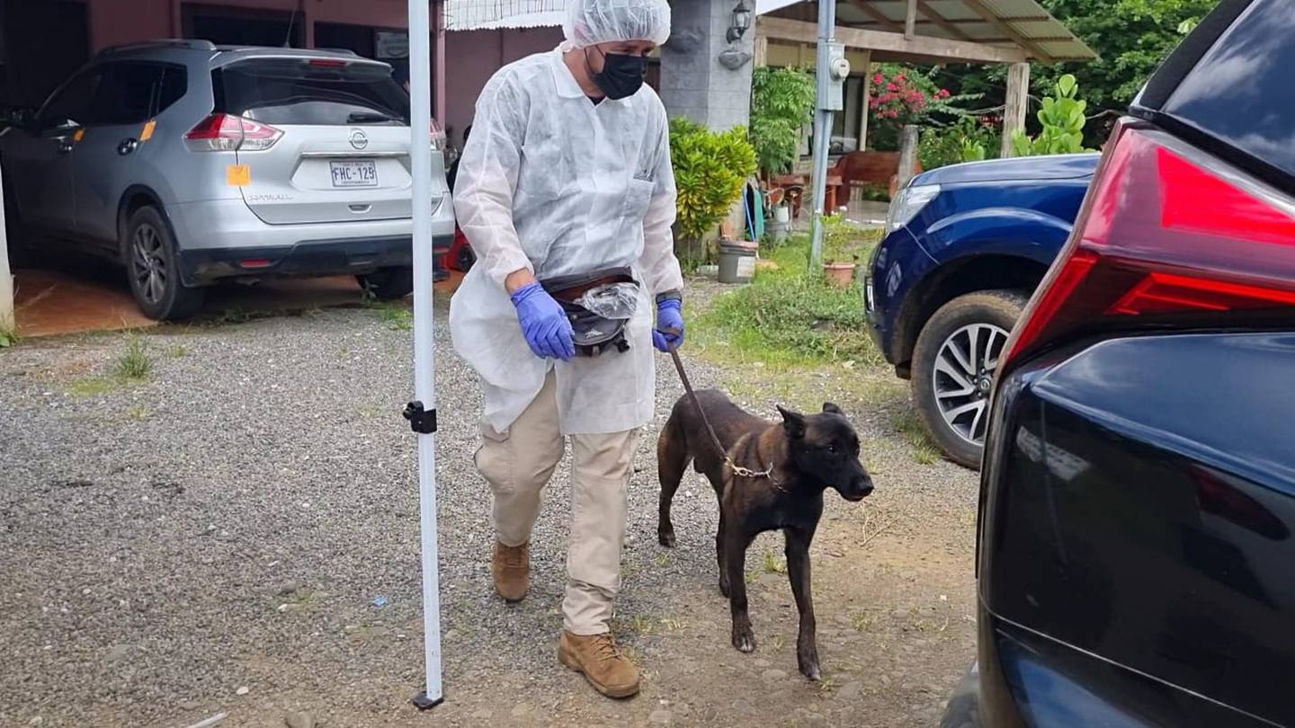 En la vivienda de la mujer, el OIJ econtró varias evidencias y en una nueva incursión van a aplicar luminol, pues se sospecha que ahí mataron al sujeto descuartizado. Foto: Edgar Chinchilla.