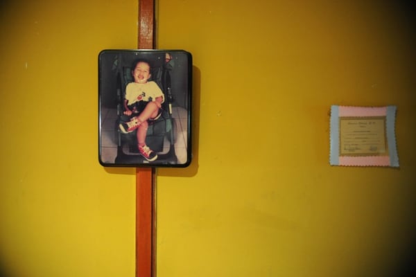 Todas las fotos que hay en la casa son de Jeferzon en diferentes edades. Como dice su mamá, 