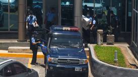 Policía de Nicaragua se lleva equipos televisivos, computadoras y documentos del diario ‘Confidencial’