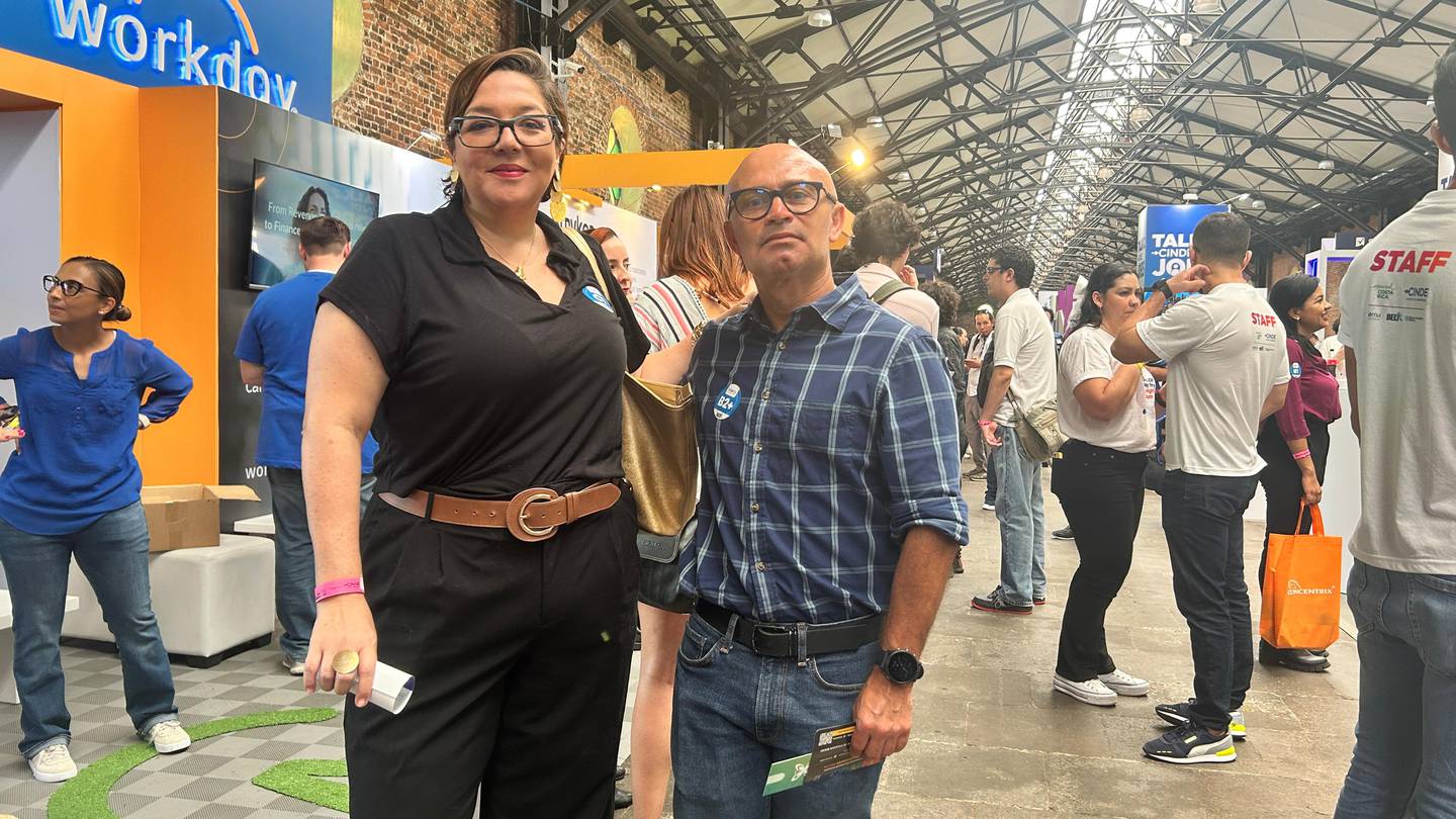Connie Burgos y Carlos Brenes son dos amigos de 51 años que se encontraban en búsqueda de un trabajo en la feria de empleo multilingüe de Cinde en la Antigua Aduana, durante el viernes 5 de abril.
