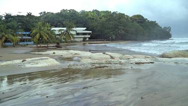 Fuertes oleajes en Limón destruyen la única playa que quedaba en el centro de la provincia