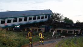 Dos muertos y varios heridos luego de descarrilamiento de un tren en Italia
