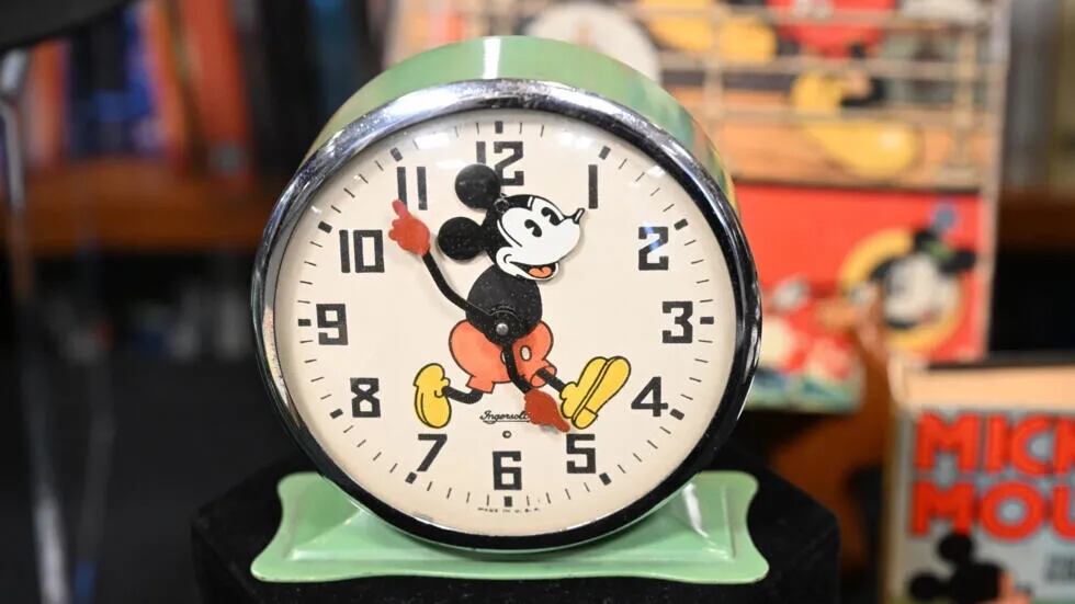 Un viejo reloj de alarma de Mickey Mouse es exhibido durante un tour de prensa de los archivos de Walt Disney. Foto: Robyn Beck / AFP