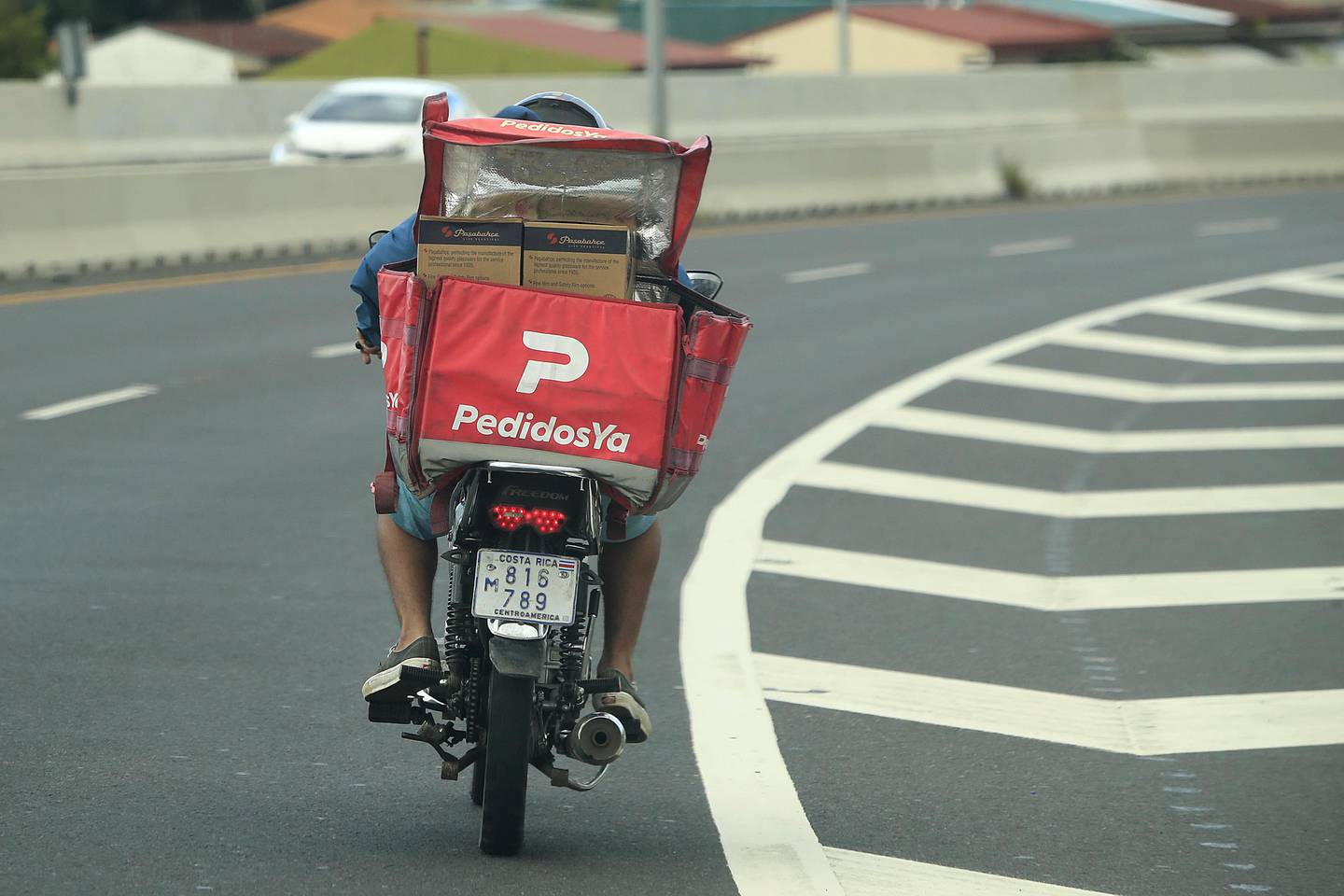 14/12/2023     Circunvalación norte. Motociclistas realizando el servicio de delivery o reparto a domicilio.