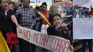 Partidarios de expresidente Correa protestan contra orden de prisión para su líder