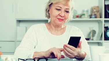 ¿Qué ofrece el mercado tico en teléfonos para adultos mayores?