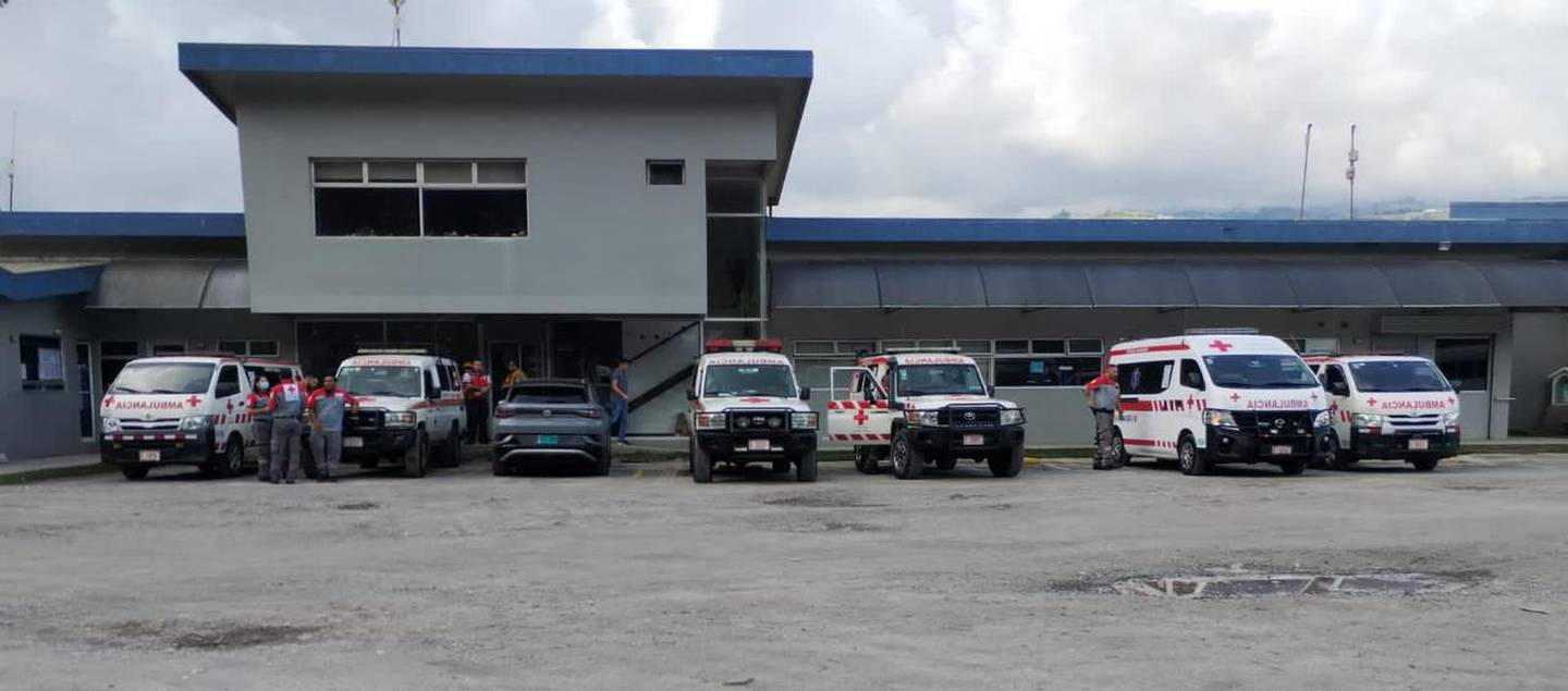 Seis ambulancias de la Cruz Roja y dos unidades de Bomberos atendieron la emergencia este viernes en Ochomogo. Foto: Cortesía Cruz Roja.