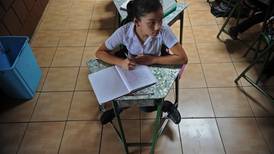 4.350 niños reciben clases en pupitres de ‘tetrapak’ 