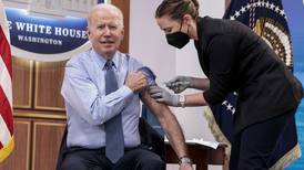 Joe Biden recibe segunda dosis de refuerzo de la vacuna contra covid-19