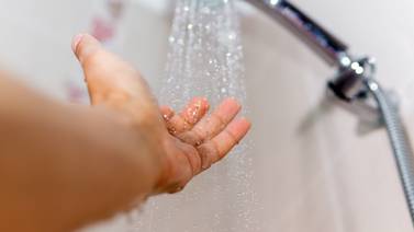 ¿Sabe cuánto debe durar una ducha caliente? Conocer la respuesta le permitirá ahorrar dinero en agua y electricidad
