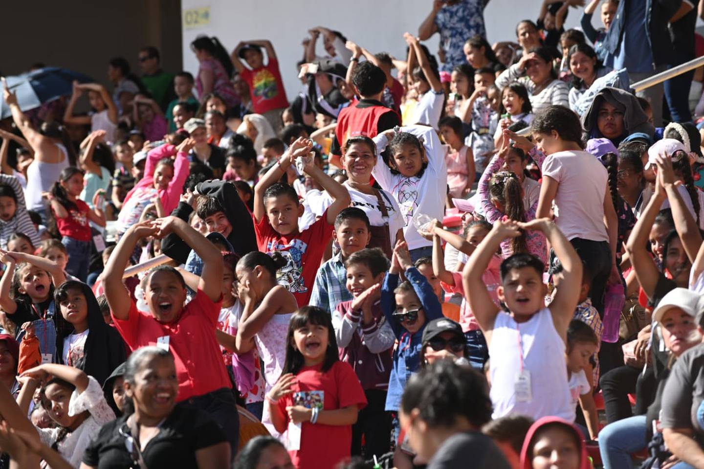 Niños disfrutando de la fiesta organizada por la Asociación Obras del Espíritu Santo. (Foto Albert Marín)
