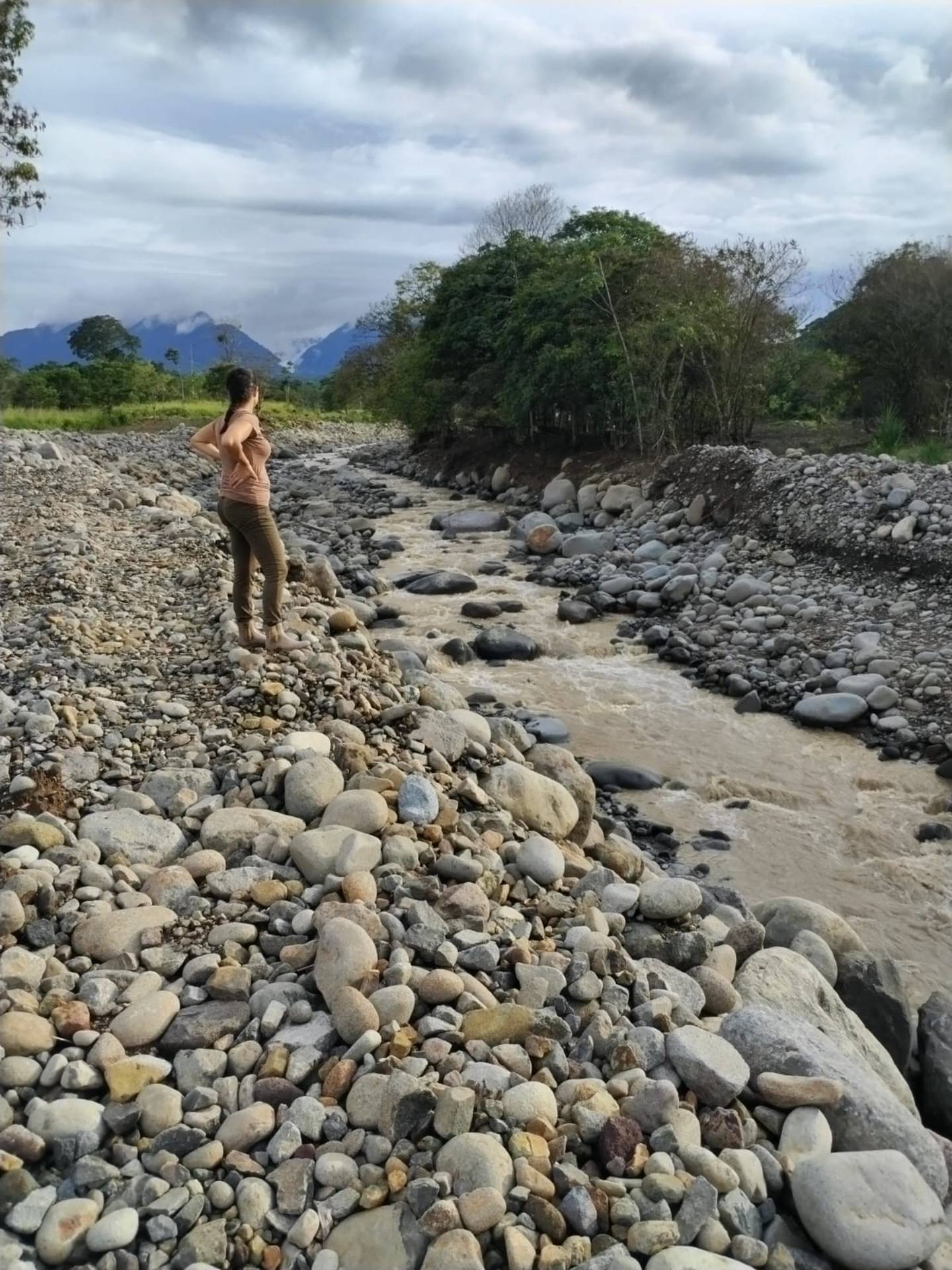 Nicole Mora, vecina de Aguas Zarcas, observaba este 3 de noviembre el cauce del río que meses atrás cambió la vida de muchas familias en la zona. Foto: Cortesía Aarón Vargas.