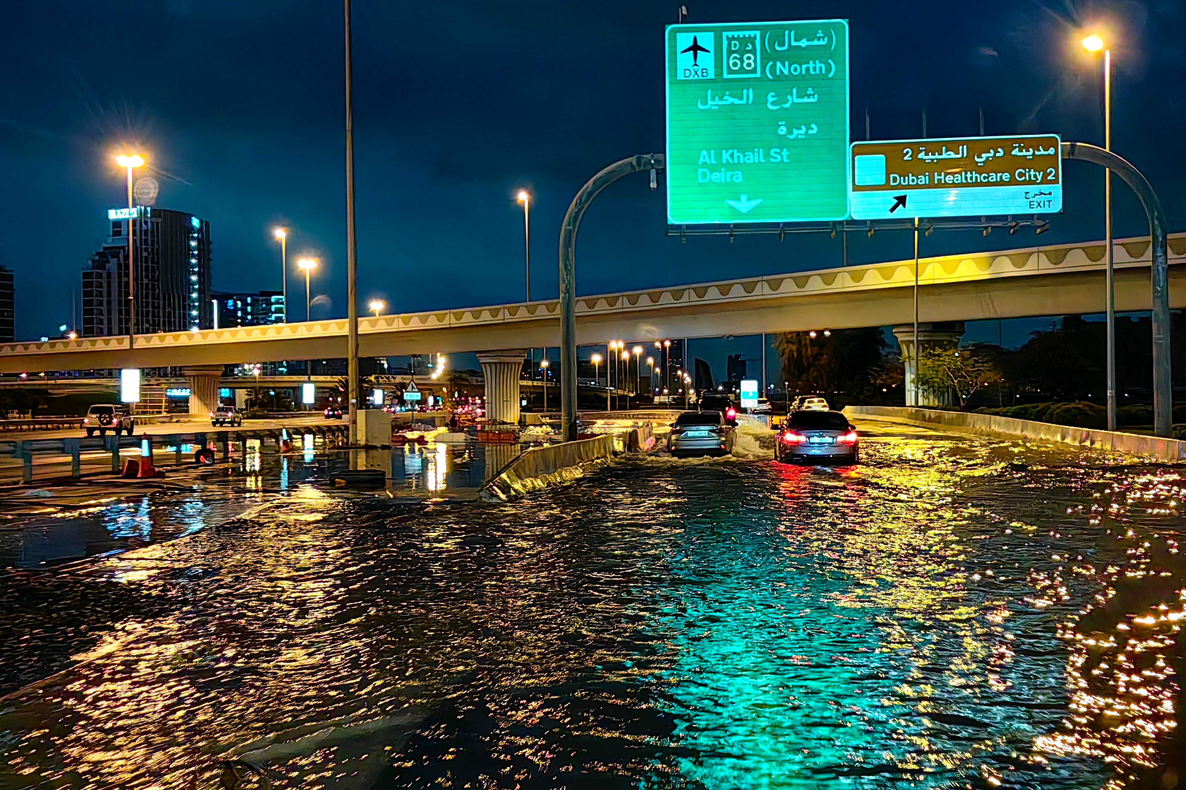 La tormenta causó estragos en las autopistas de Dubái, según las autoridades esta tormenta marcó un récord desde 1949, antes de la formación de los Emiratos en 1971.
(Foto de Giuseppe CACACE / AFP)