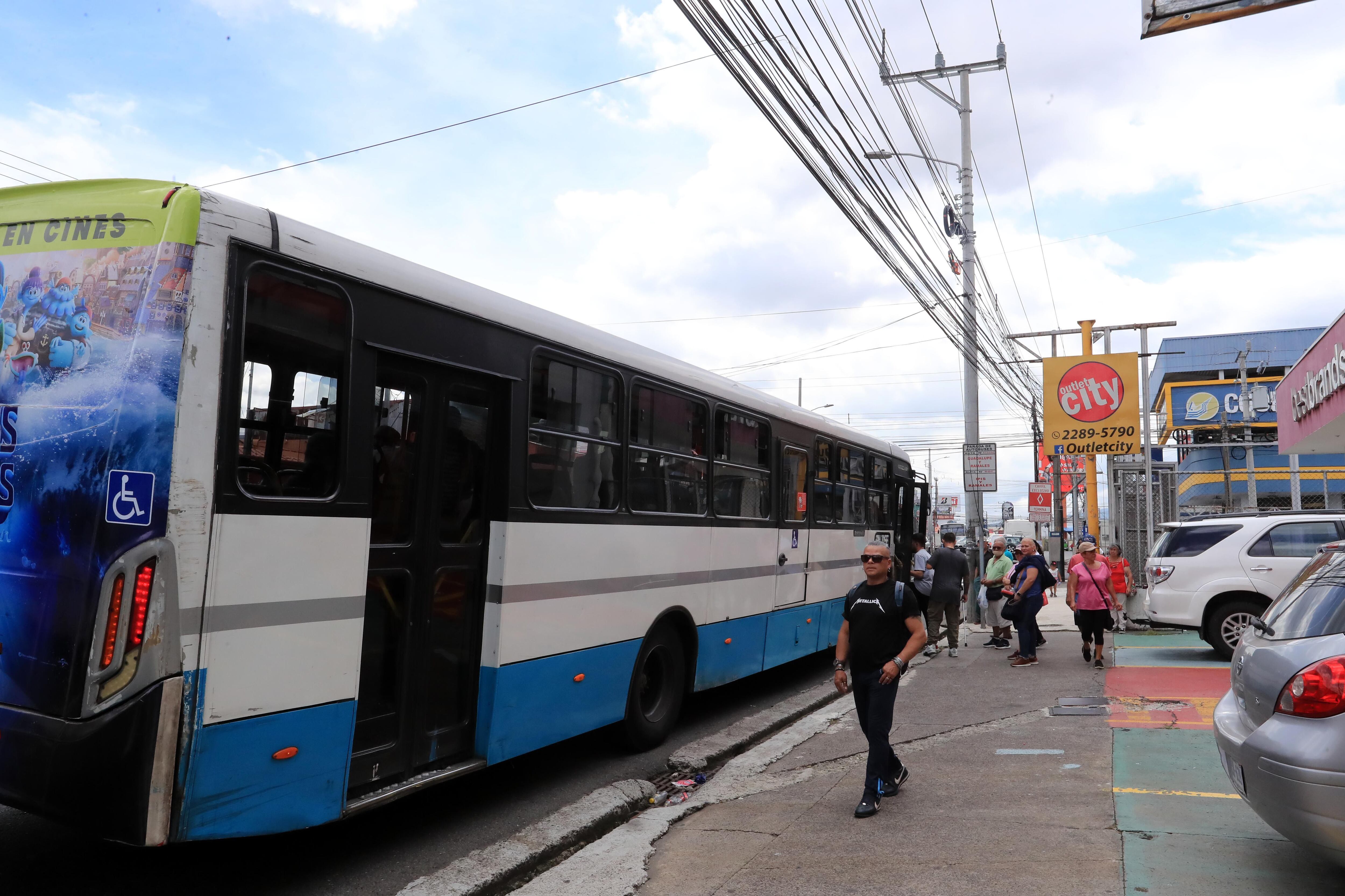 En esta parada de buses en Guadalupe murió don Alejandro Rivera Fernández. La unidad visible en la imagen no tiene relación con los hechos. Foto: