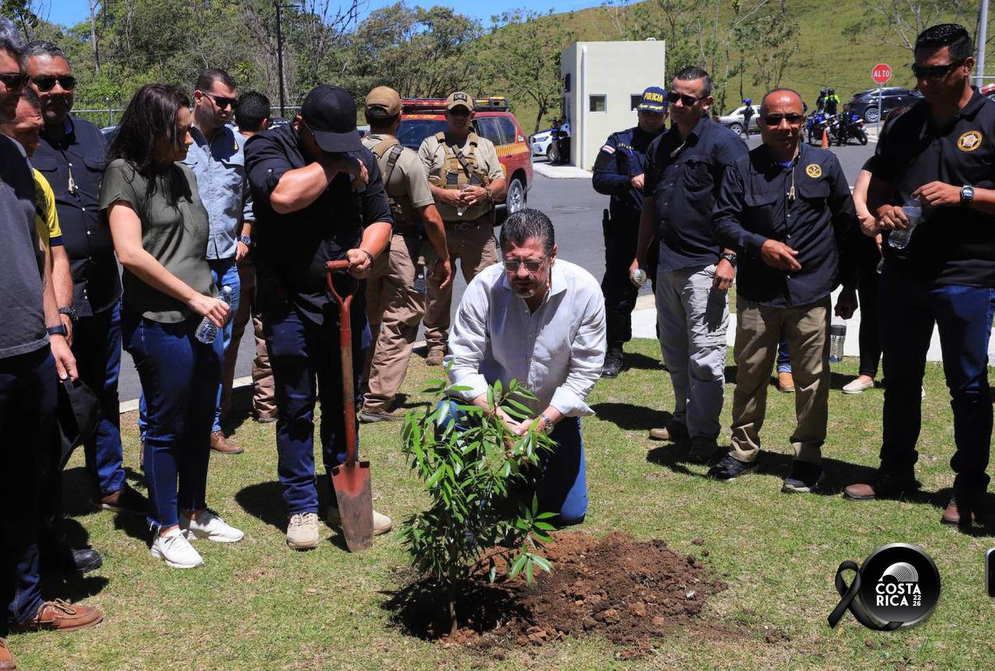 El árbol fue sembrado esta mañana en honor a Jimarki Badilla. Foto Casa Presidencial.