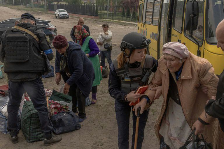Pobladores de la ciudad de Tsirkuni, fueron asistidos por personal del ejército ucraniano para huir a Járkov. Foto: Roman Pilipey/AFP