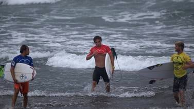 Cocodrilo vuelve a asustar en torneo de surf