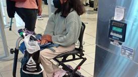 Error de aerolínea impide a adolescente con parálisis llevar su ‘scooter’ eléctrico a México