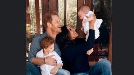 El príncipe Enrique, su esposa Meghan y sus hijos Archie y Lilibet posan en una tierna postal navideña