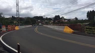 MOPT inaugura puente de Paracito con detalles de seguridad pendientes 