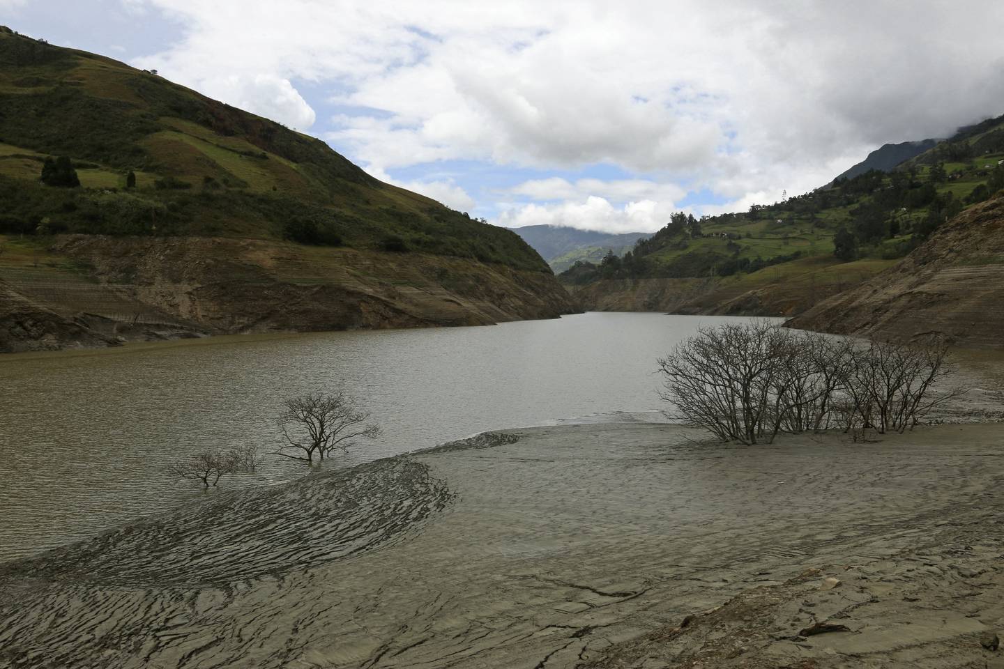 Colombia y Ecuador son dos potencias hídricas con dependencia energética mutua, pero una sequía prolongada agotó sus reservas de agua y los expuso a condiciones sin precedentes. escasez y racionamiento. (Foto de Edwin Tapia/AFP)