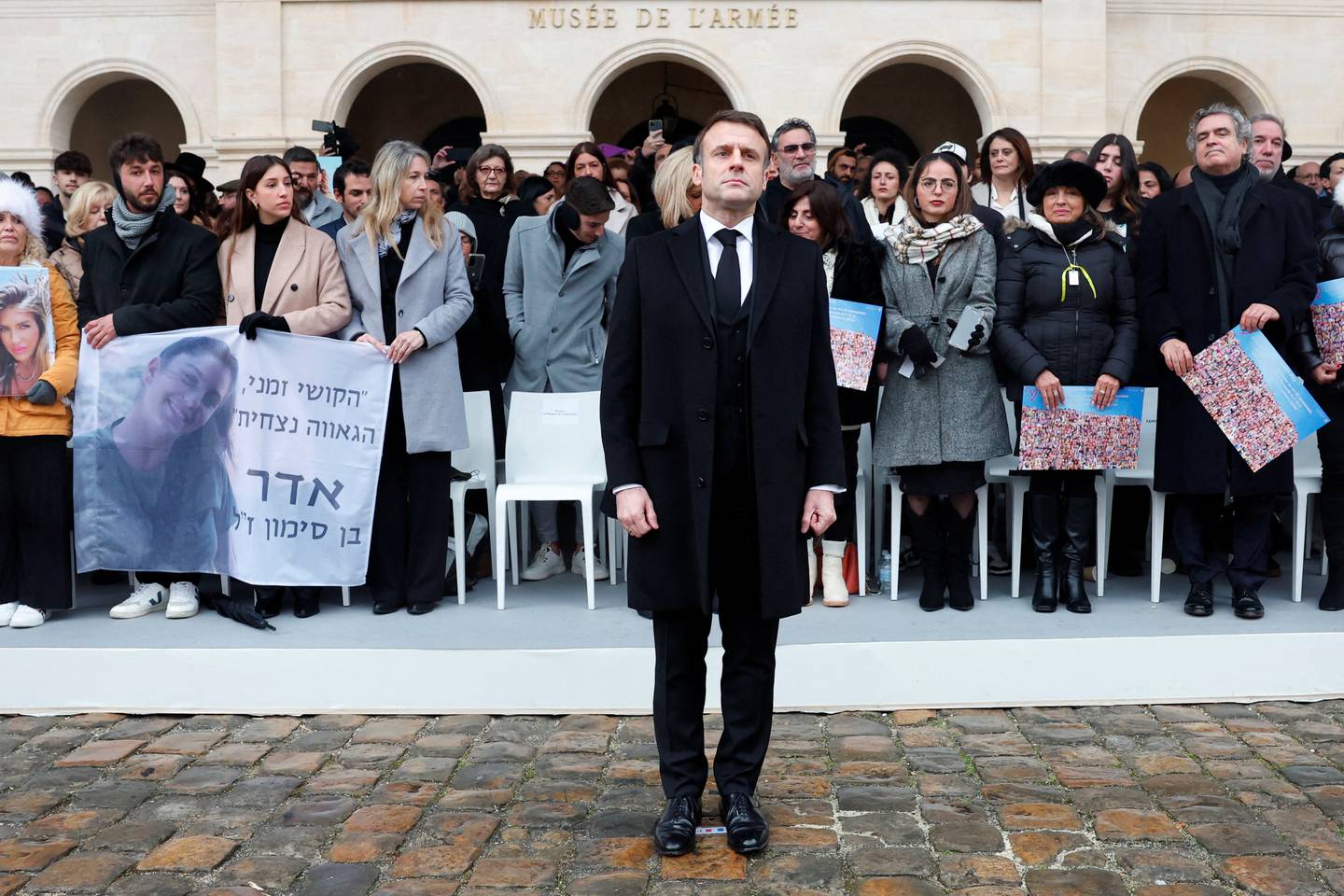 El presidente francés, Emmanuel Macron, asiste a una ceremonia para rendir homenaje a los 42 ciudadanos franceses asesinados y a todas las víctimas del ataque de Hamás a Israel el pasado 7 de octubre.