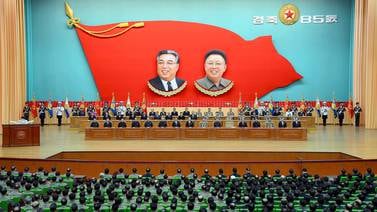 Corea  del Norte celebra el nacimiento de su ejército con maniobras militares