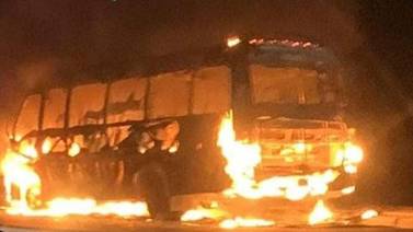 Microbús se quema por completo sobre la ruta 32 en Guácimo de Limón