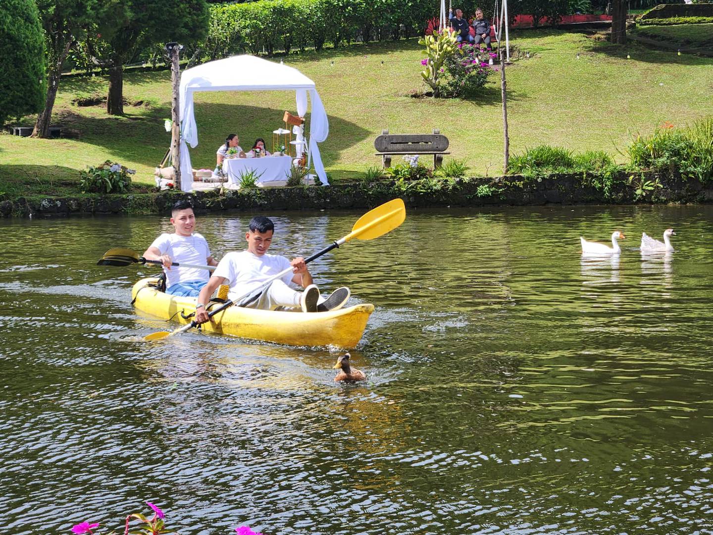 Por un precio de 1.000 colones, usted podrá hacer kayak en la laguna durante 15 minutos (Foto: Laguna de Plata)