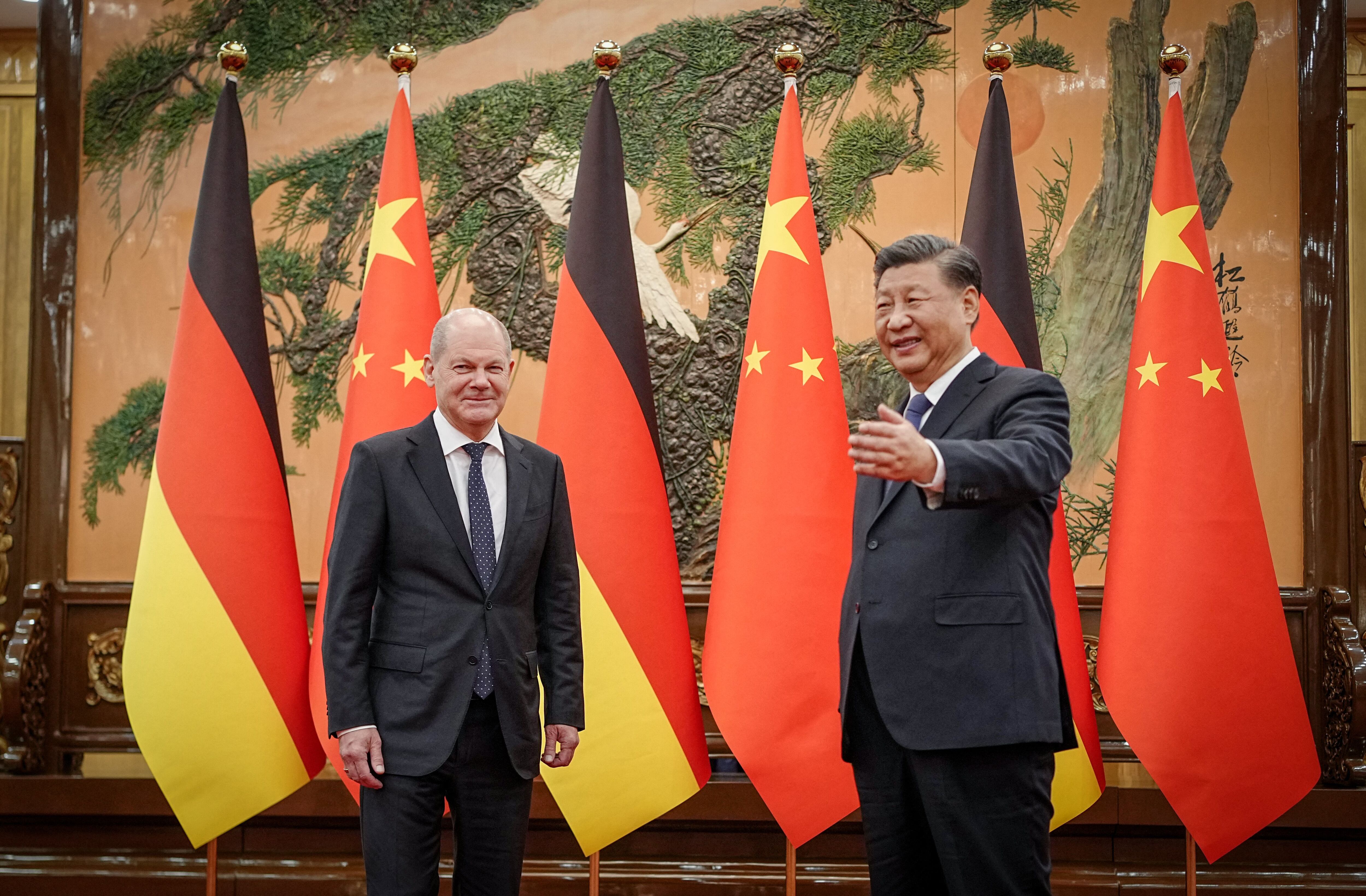 El presidente chino, Xi Jinping (derecha), recibe al canciller alemán Olaf Scholz en el Gran Salón del Pueblo de Beijing. (Foto de Kay Nietfeld / POOL / AFP)