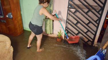 40 casas inundadas en El Roble de Puntarenas por intensas lluvias