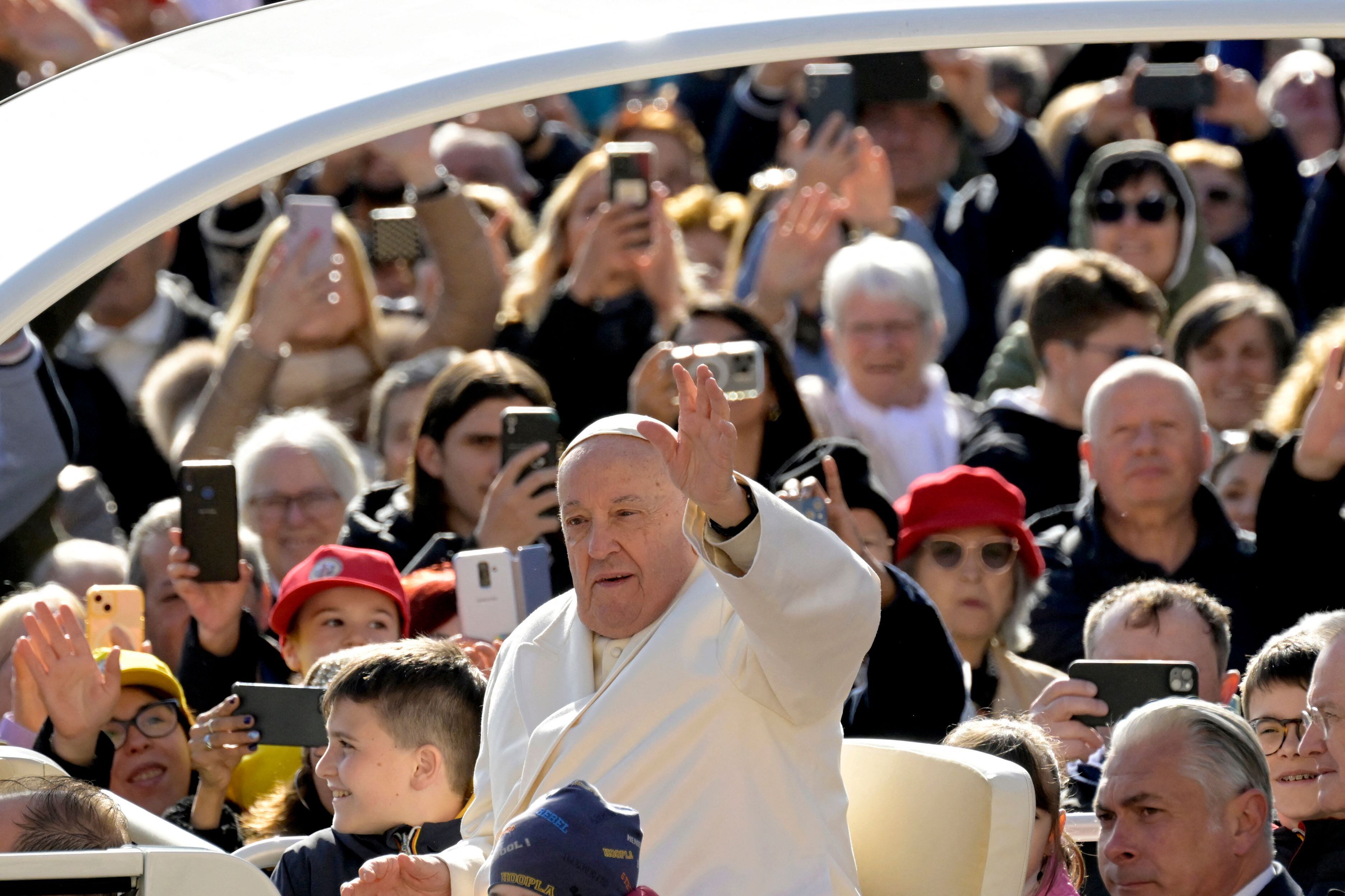 El papa Francisco se presentó en Venecia, Italia, ante una multitud de 10.000 fieles para presidir una misa este domingo.