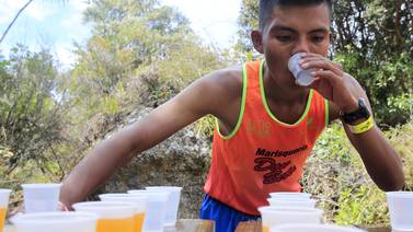El silencioso e indispensable trabajo de los arrieros en la carrera del Chirripó: suben 500 litros de agua para los atletas