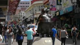 Nueva Chola de Manuel Vargas da la bienvenida en la avenida central en San José