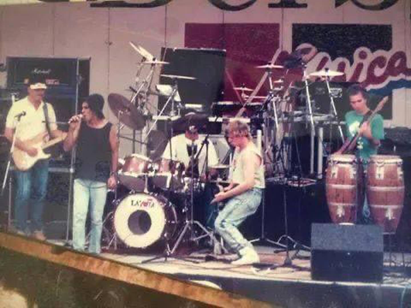 José Capmany y Enrique Ramírez compartieron varios escenarios abriéndole el camino al rock costarricense como Café con Leche.