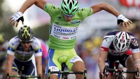 <em>Un novato se alza sobre el caos del Tour de Francia</em> 