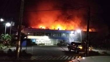 Incendio destruyó supermercado y afectó cuatro oficinas en San Carlos 