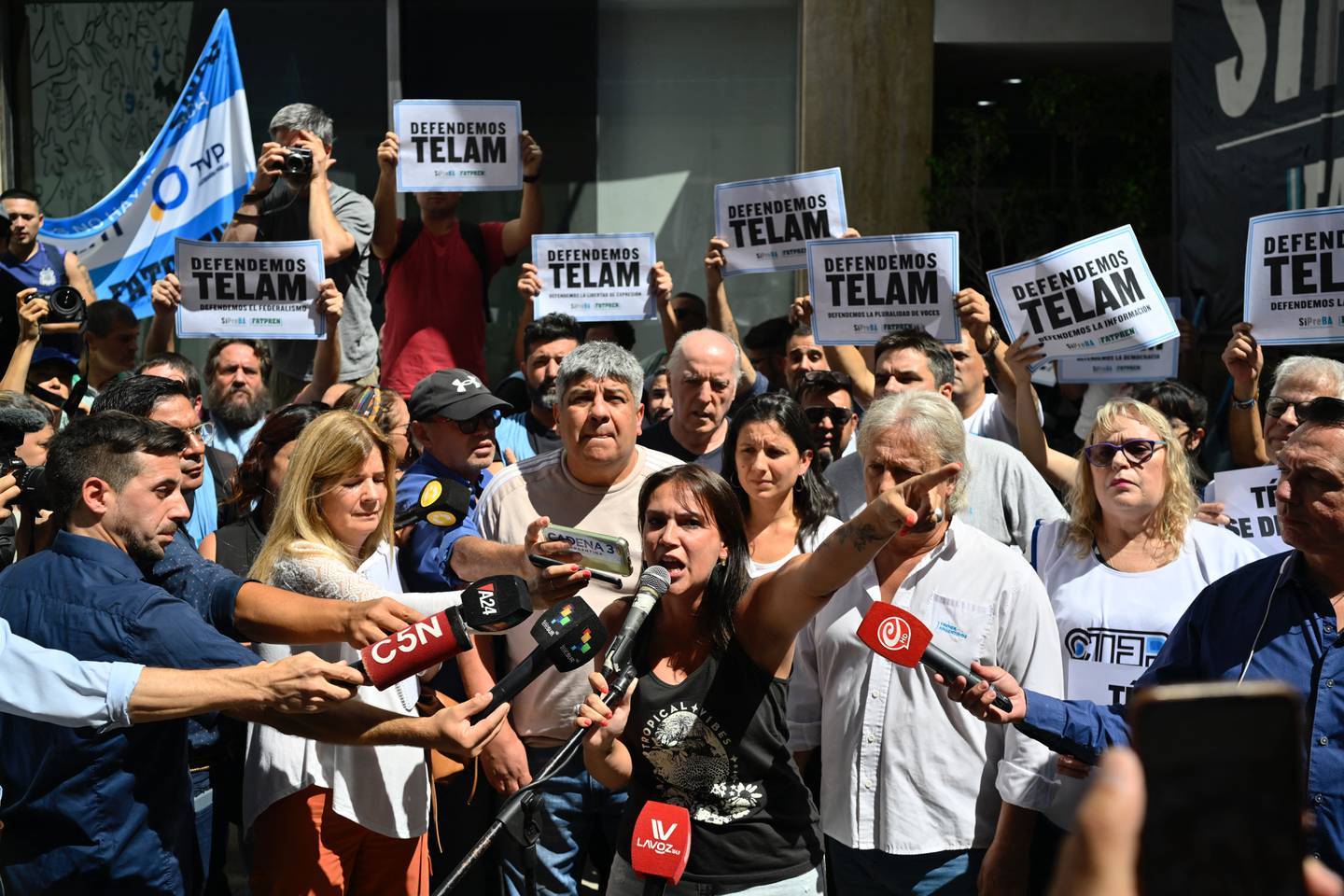 Carla Guadensi (centro), secretaria general de la Federación Argentina de Trabajadores de la Prensa (Fatpren) y periodista de Télam Radio, habla afuera de la sede de la agencia estatal de noticias.
