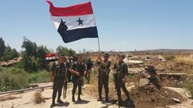 Sirios izan bandera en la frontera con Altos del Golán ocupados por Israel
