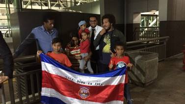 Familiares y amigos aguardan por Dave Myrie en el aeropuerto Juan Santamaría