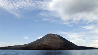 Volcán Krakatoa entra en erupción en Indonesia