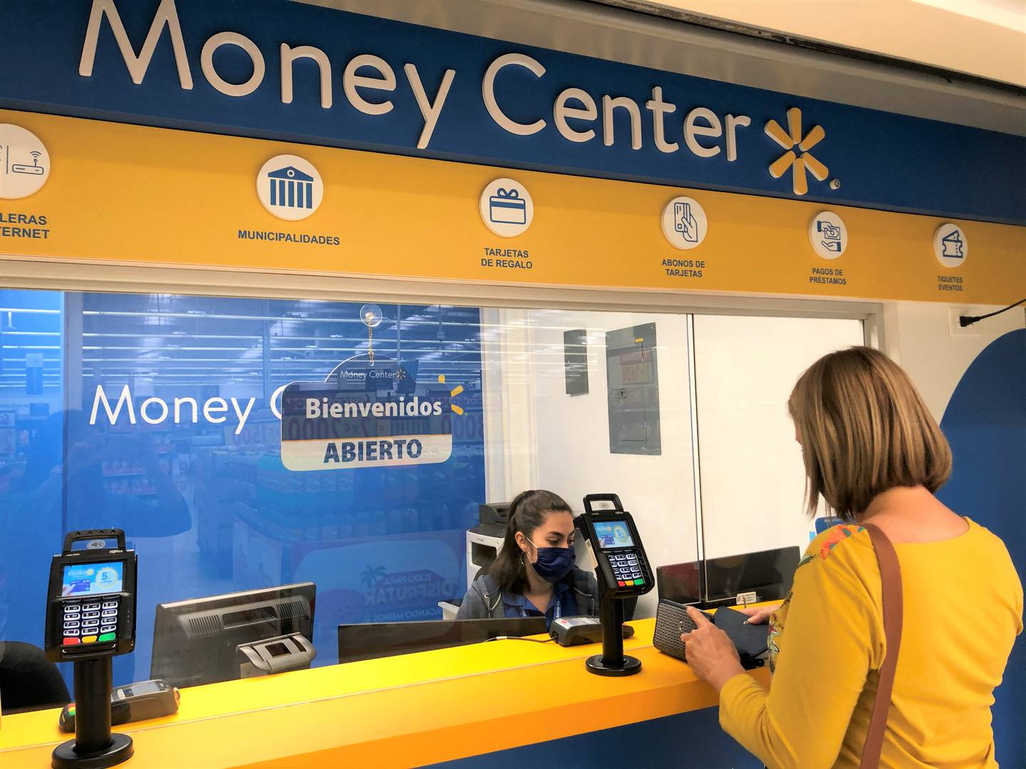 En los 61 quioscos de servicio Money Center, de la cadena Walmart, se puede enviar y recibir remesas. La compañía dijo que esto se concreta mediante un convenio con Western Union. Foto: Cortesía