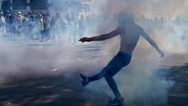Gases y choques con la Policía marcan un sábado más de protestas en París