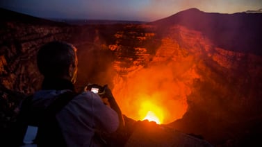 Laguna de lava del volcán Masaya deslumbra a turistas en Nicaragua
