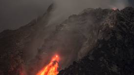 Al menos  6.000  evacuados por riesgo de erupción de volcán Sinabung en Indonesia